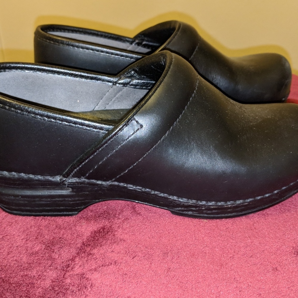 Dansko, size 8 (38) slip resistant black shoes